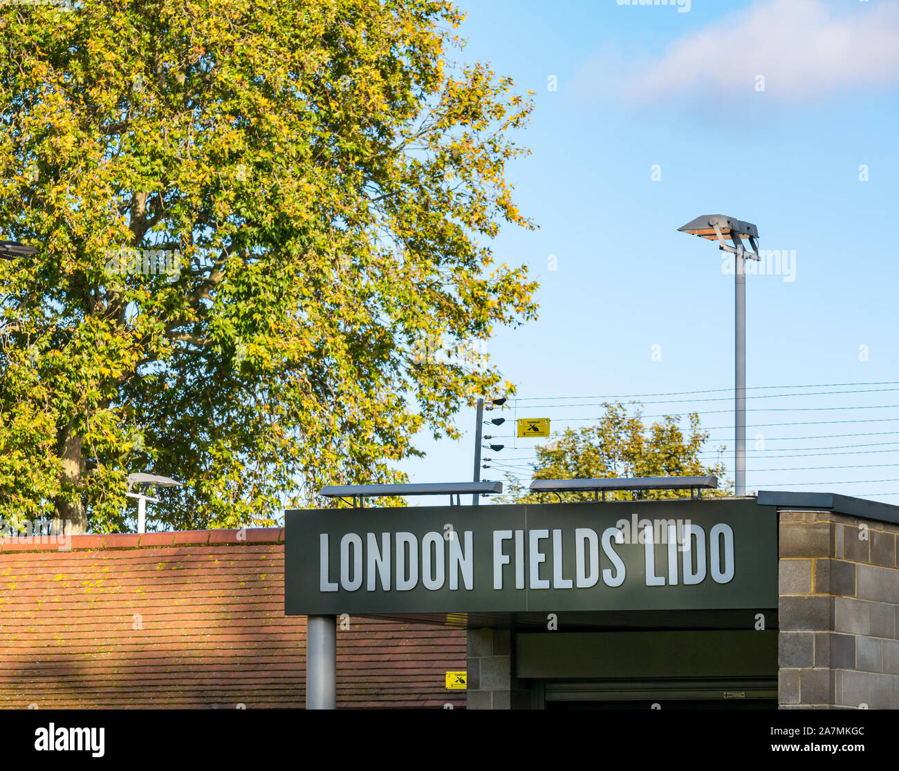 London Felder Lido Name sign, Hackney, London, England, Großbritannien Stockfoto