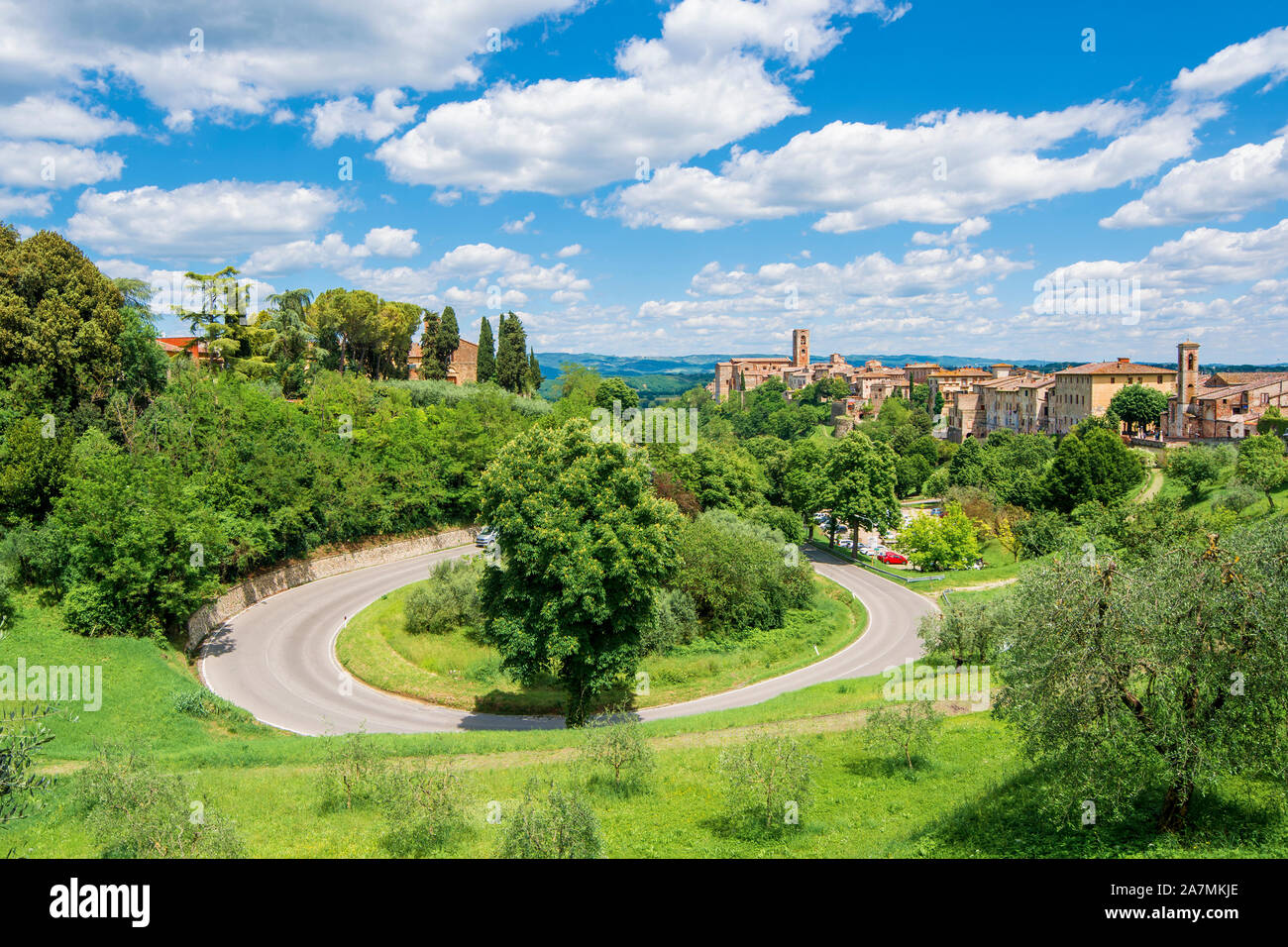 Kurvenreiche Straße in Colle di Val d'Elsa (Italien) Stockfoto