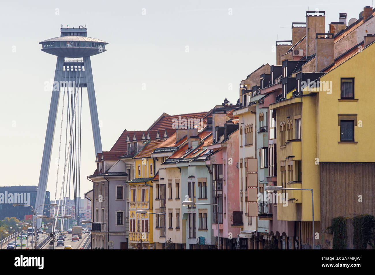 Brücke der Slowakischen Nationalen Aufstandes (Die meisten SNP) in Bratislava (Slowakei) und seiner Aussichtsplattform Stockfoto