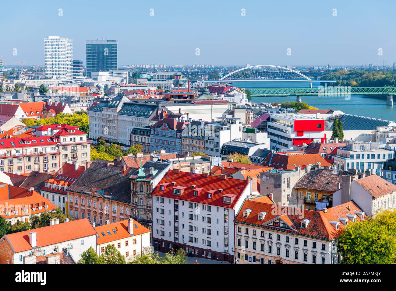 Stadtbild von Bratislava (Slowakei) mit den beiden Brücken Stary Die meisten und Apollo Brücke Stockfoto