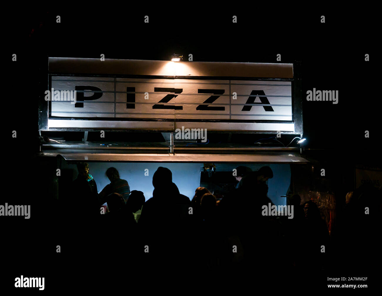 Kunden bei Pizza zum Mitnehmen in der Nacht im freien Fall im Winter, Edinburgh, Schottland, UK Abschaltdruck Stockfoto