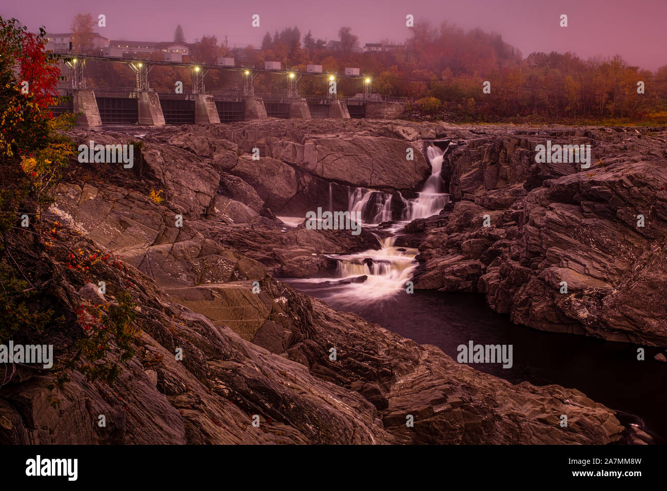 Hydro Dam Grand Falls New Brunswick nebeliger Morgen Kanada Stockfoto