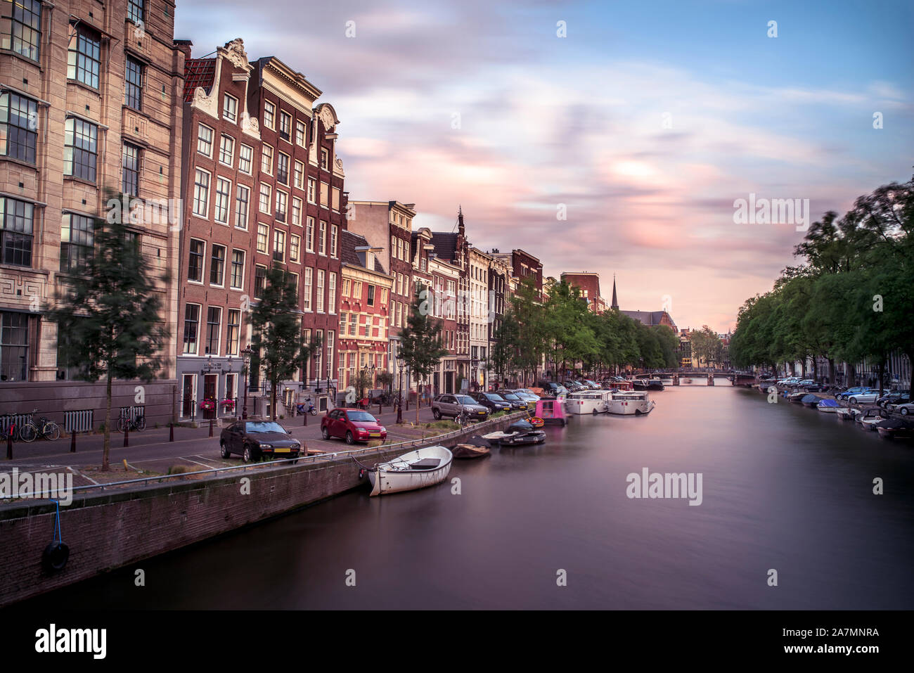 Blick auf den Kanal in Amsterdam bei Sonnenuntergang Stockfoto