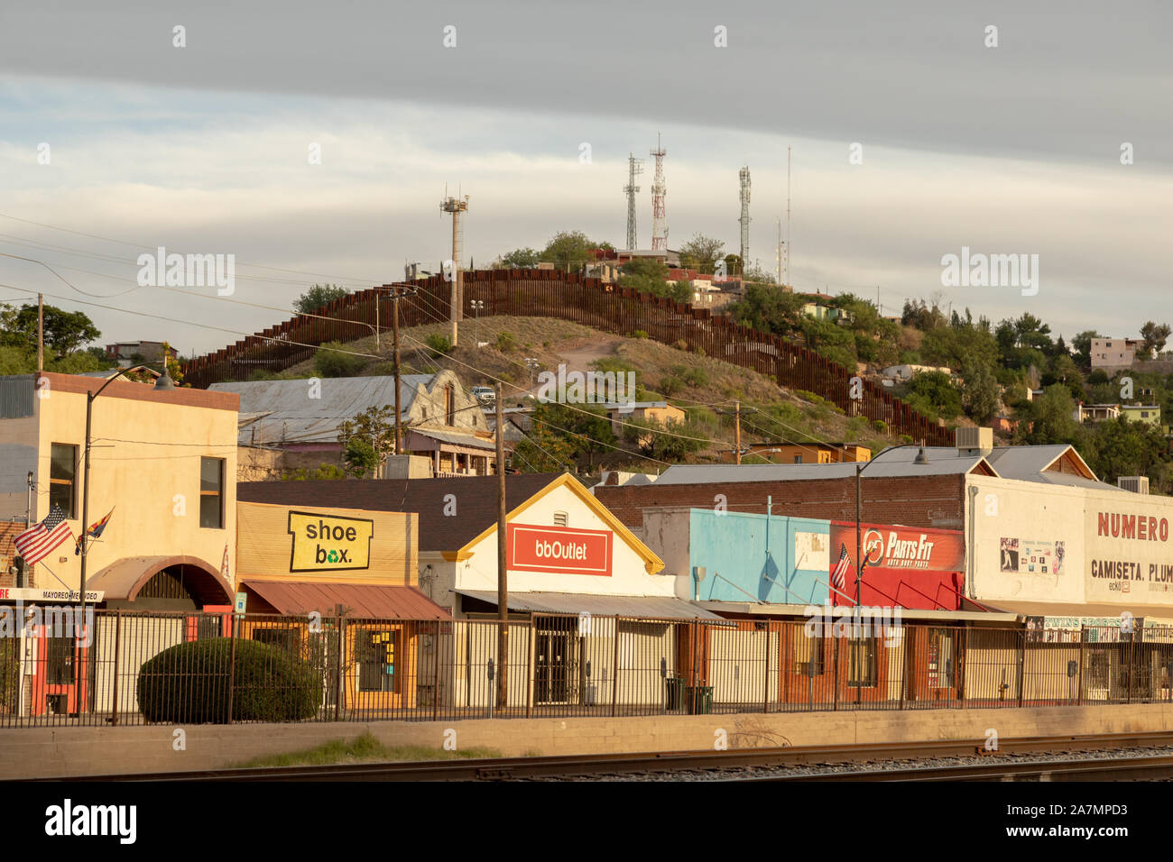 Blick auf den mexikanischen Grenzzaun der USA, Trump Wall, in der Stadt Nogales, USA, Mexiko. Stockfoto