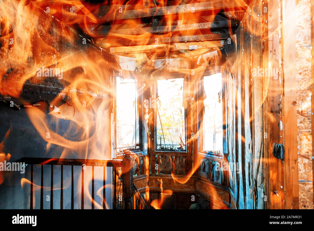 Ein Inferno zeigt Feuer zerstörerische dieses Haus Wohnhaus gebrannt Stockfoto