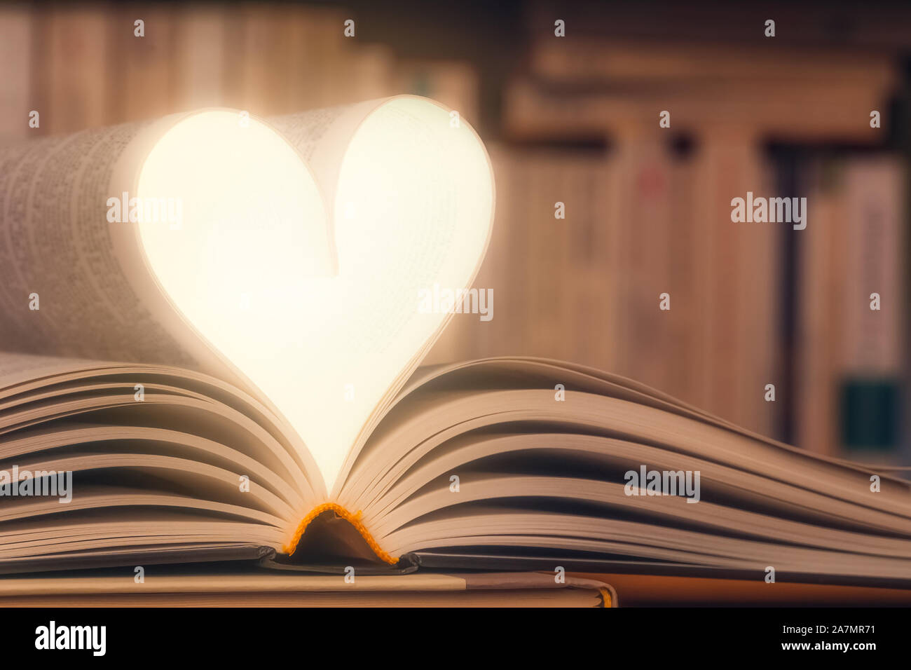 Shining Heart Shape mit Buch seiten Nahaufnahme gemacht. Liebe Lesung Konzept mit kopieren. Wissen, Literatur, Roman, Schreiben, Lesen, Bibliothek conce Stockfoto