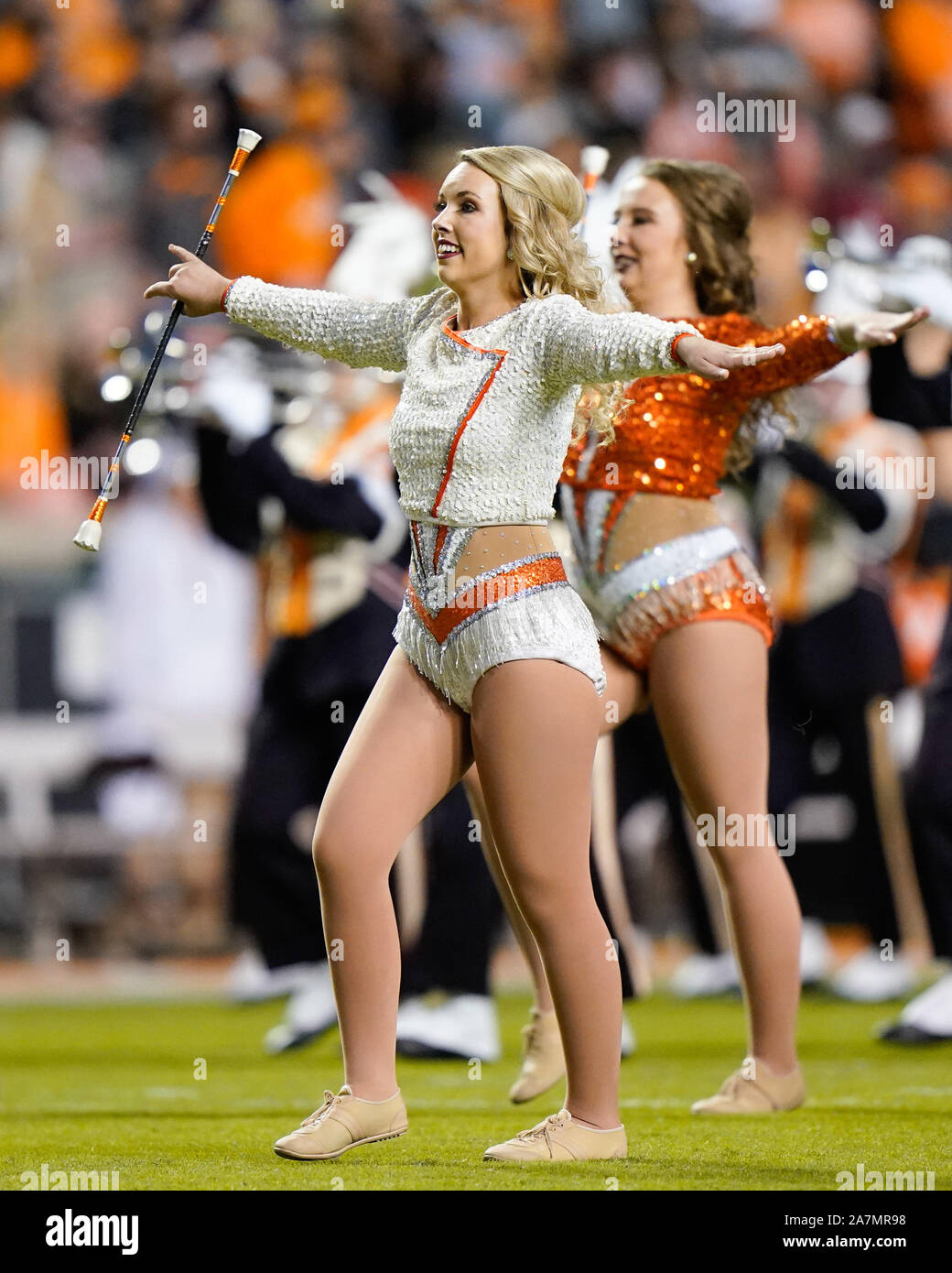 November 2, 2019: Tennessee Volunteers führen majorette Preforms mit der Band vor dem NCAA Football Spiel zwischen der Universität von Tennessee Volunteers und der Universität von Alabama in Birmingham Blazer in Knoxville, TN Tim Gangloff/CSM Stockfoto