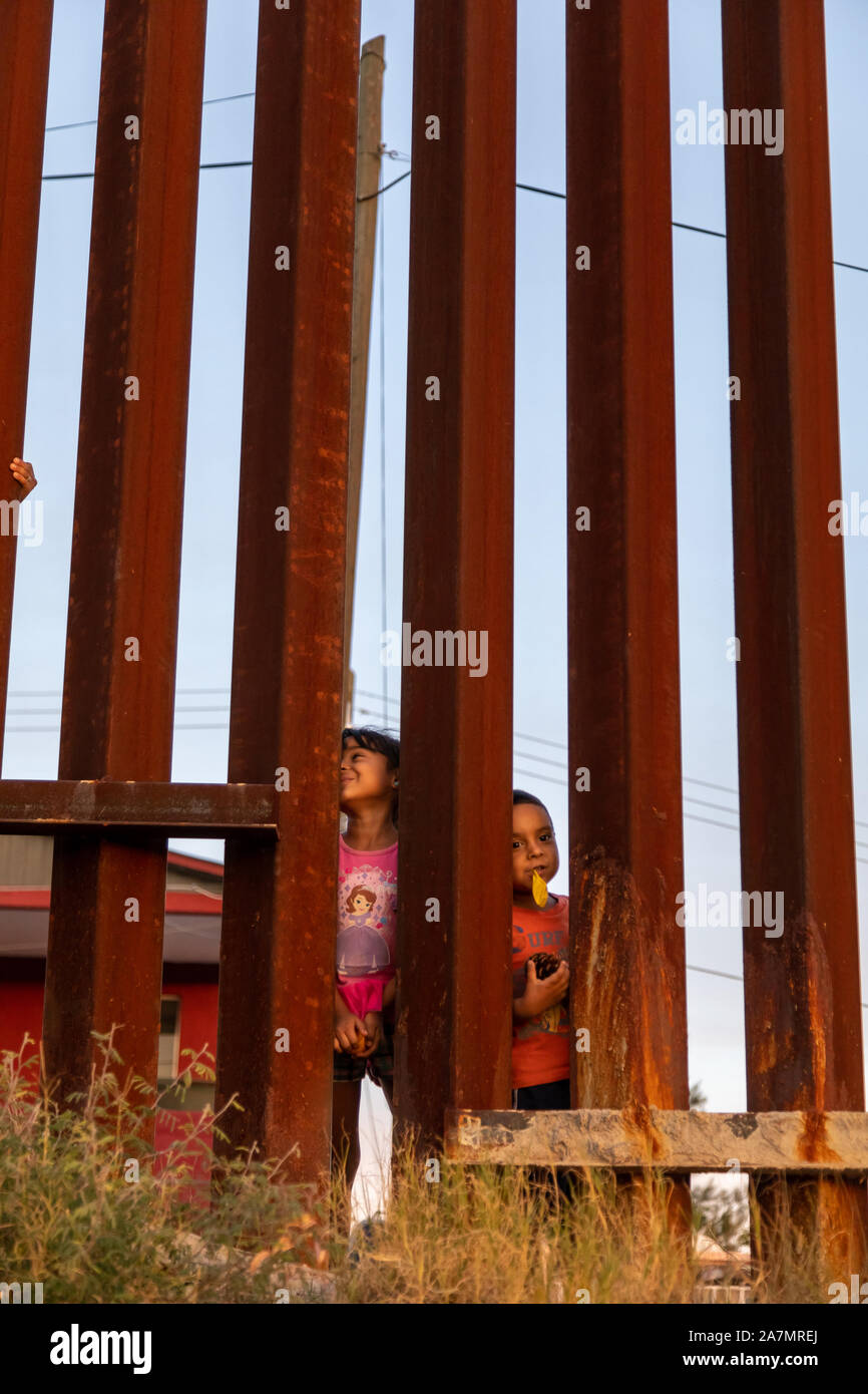Kinder spielen auf der mexikanischen Seite der US-mexikanischen Grenze, Mauer, Trumpf-Wand, Nogales, USA, Mexiko. Stockfoto