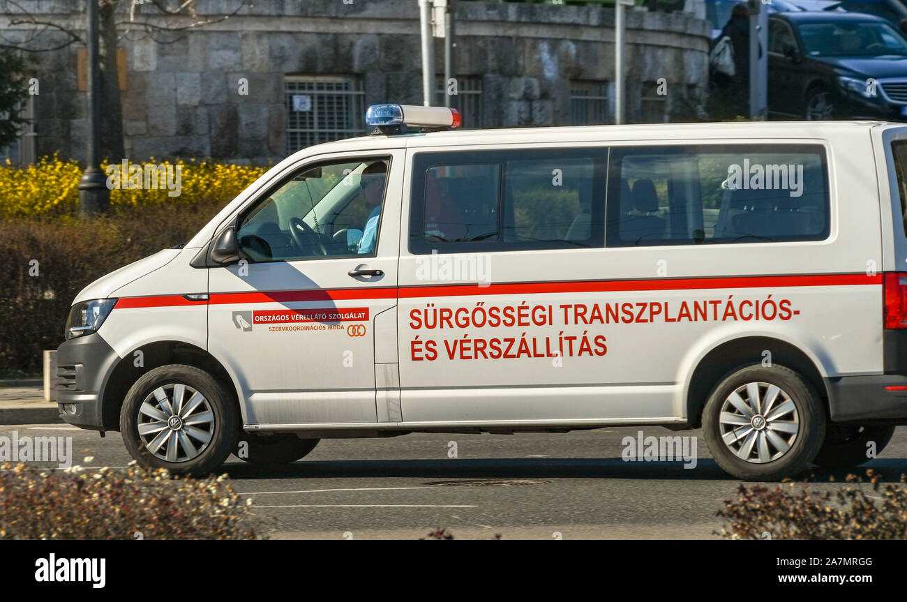 BUDAPEST, Ungarn - März 2019: Fahrzeug durch ein Organ Transplant service auf einer Straße in Budapest fahren betrieben Stockfoto