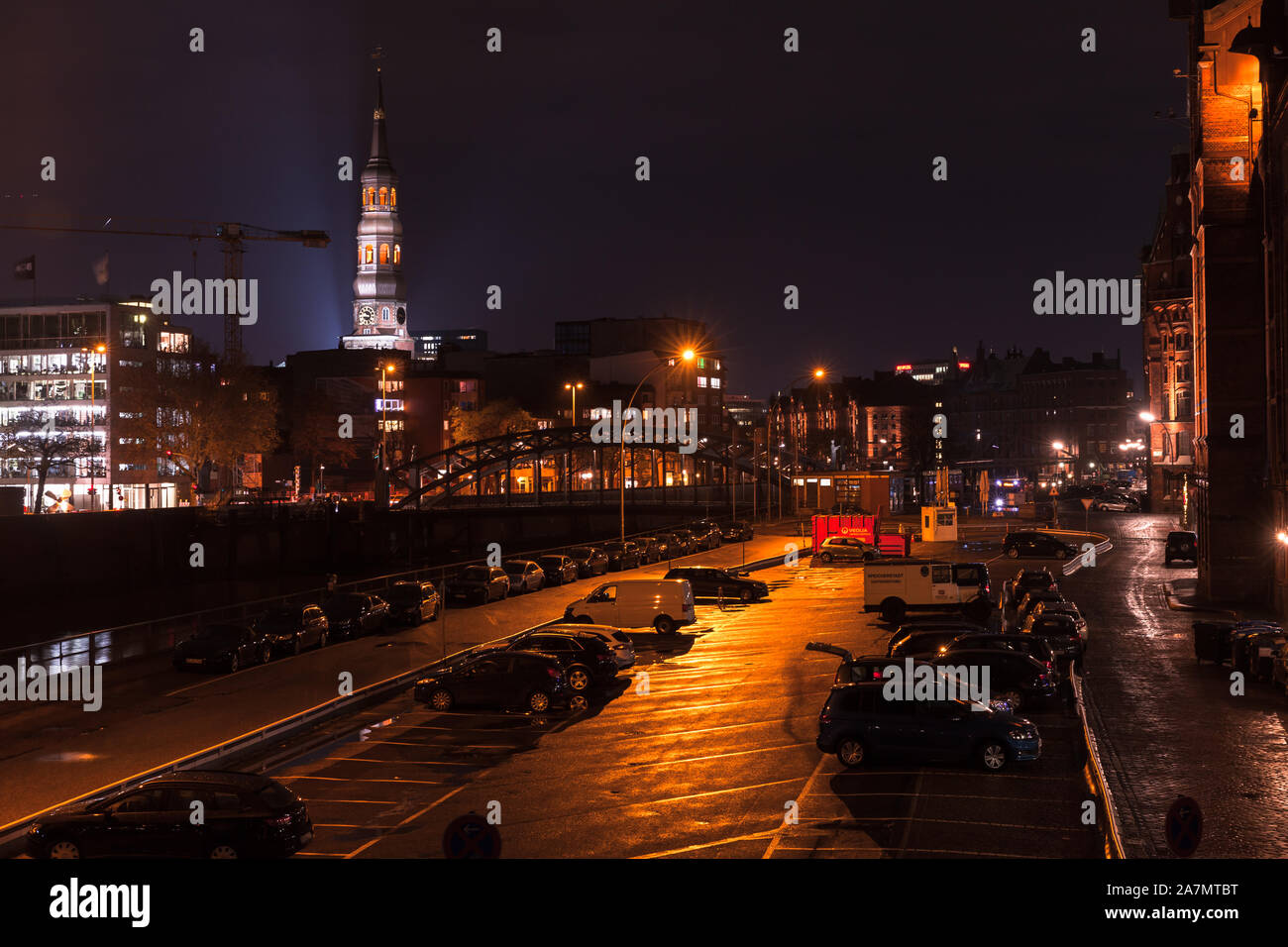 Hamburg, Deutschland - 29 November 2018: Nacht street view der Hamburger City mit einer leeren Parkplatz und beleuchtete St. Katharinen Kirche auf einem backgroun Stockfoto