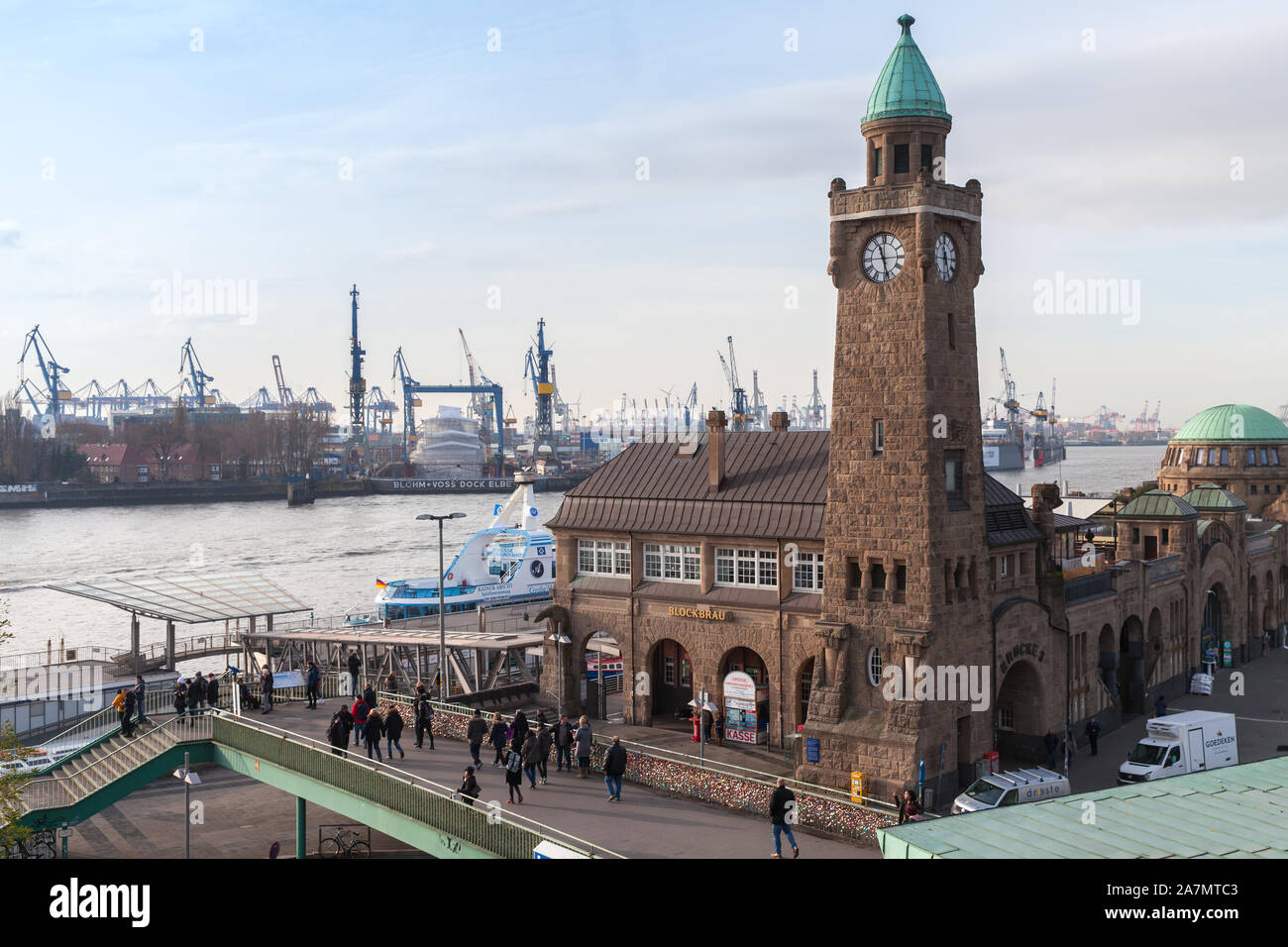 Hamburg, Deutschland - 30. November 2018: Der Hamburger Hafen. Clocktower bei Landungsbrücken tagsüber, gewöhnliche Menschen und Autos auf der Straße Stockfoto