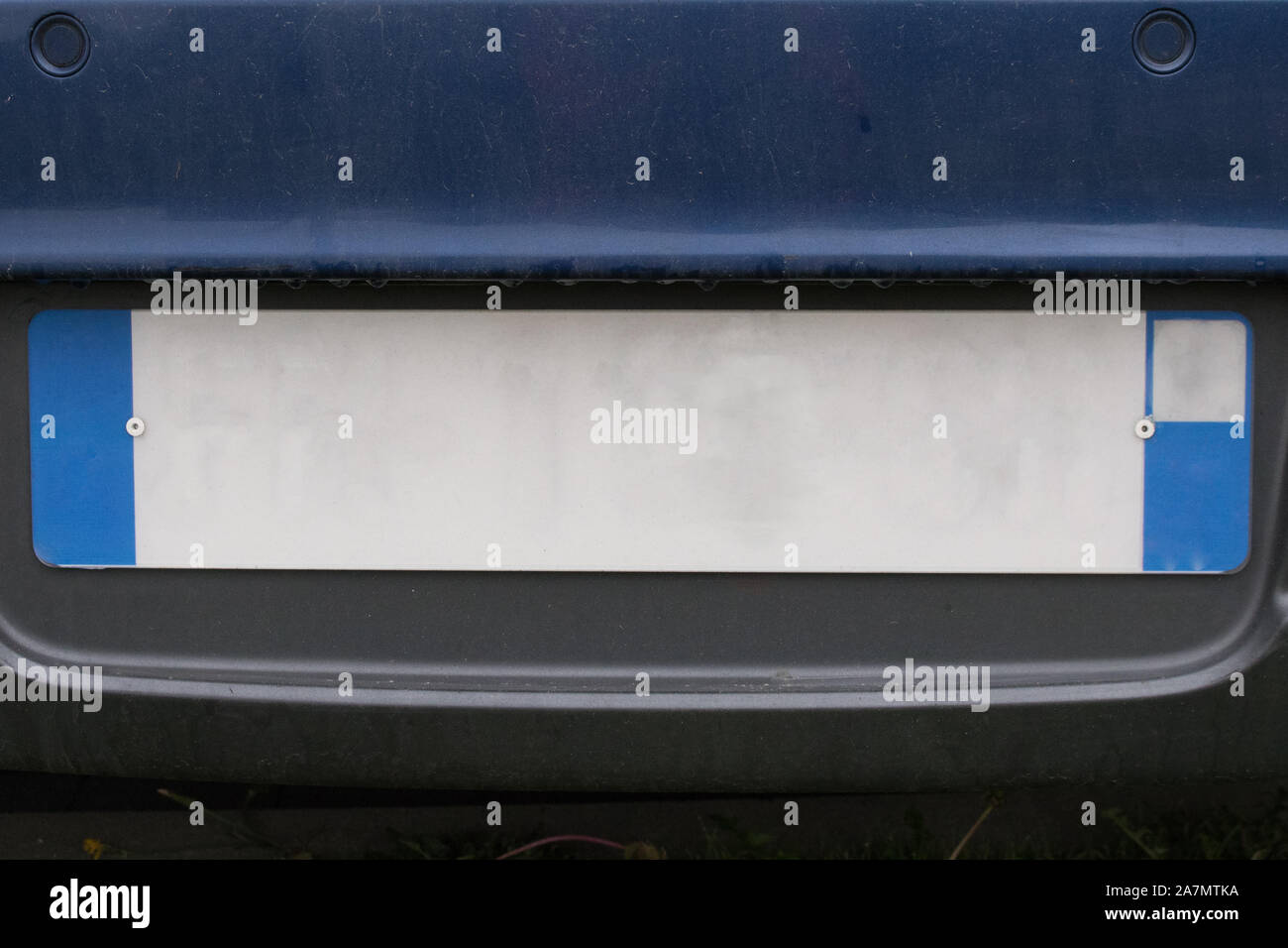Leere Nummernschild auf der Rückseite ein blaues Auto Stockfoto