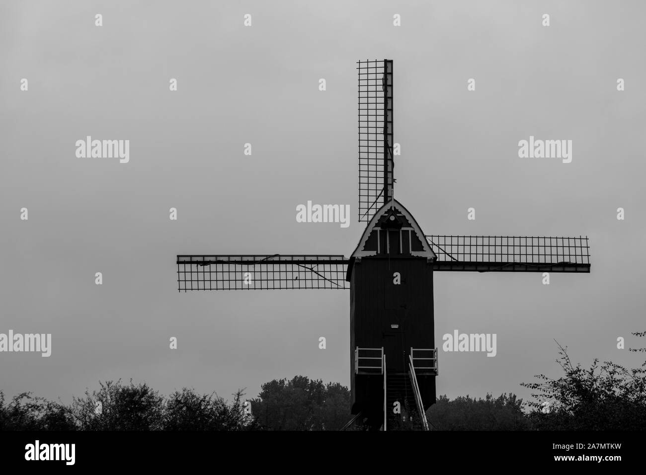 Monochrome Windmühle in Woulwe Saint Lambert in Brüssel, Belgien. Schießen im Oktober 2019 Stockfoto