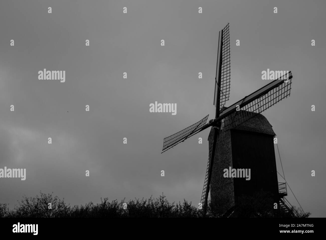 Monochrome Windmühle in Woulwe Saint Lambert in Brüssel, Belgien. Schießen im Oktober 2019 Stockfoto