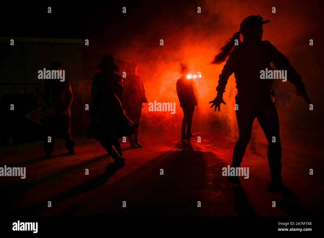 Tänzer, Nebel, Parade der verlorenen Seelen, Vancouver, British Columbia, Kanada Stockfoto