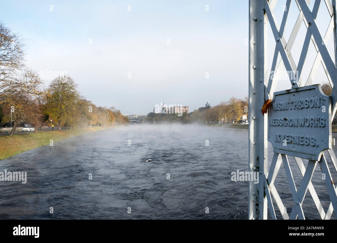 5,2Km Meer (Nebel) hängt über den Fluss Ness, Inverness Schottland. Stockfoto