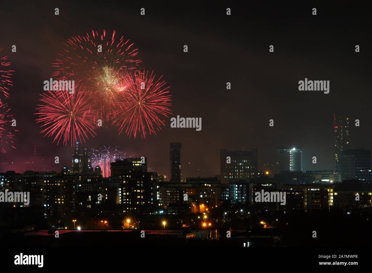 Liverpool, Großbritannien. 3. November 2019. Feuerwerk aus Lastkähne auf dem Fluss Mersey Waterfront von Liverpool leuchten Gebäude im Rahmen einer 9 Tag Fluss des Lichts Festival in Brand gesetzt. Credit: Ken Biggs/Alamy Leben Nachrichten. Stockfoto