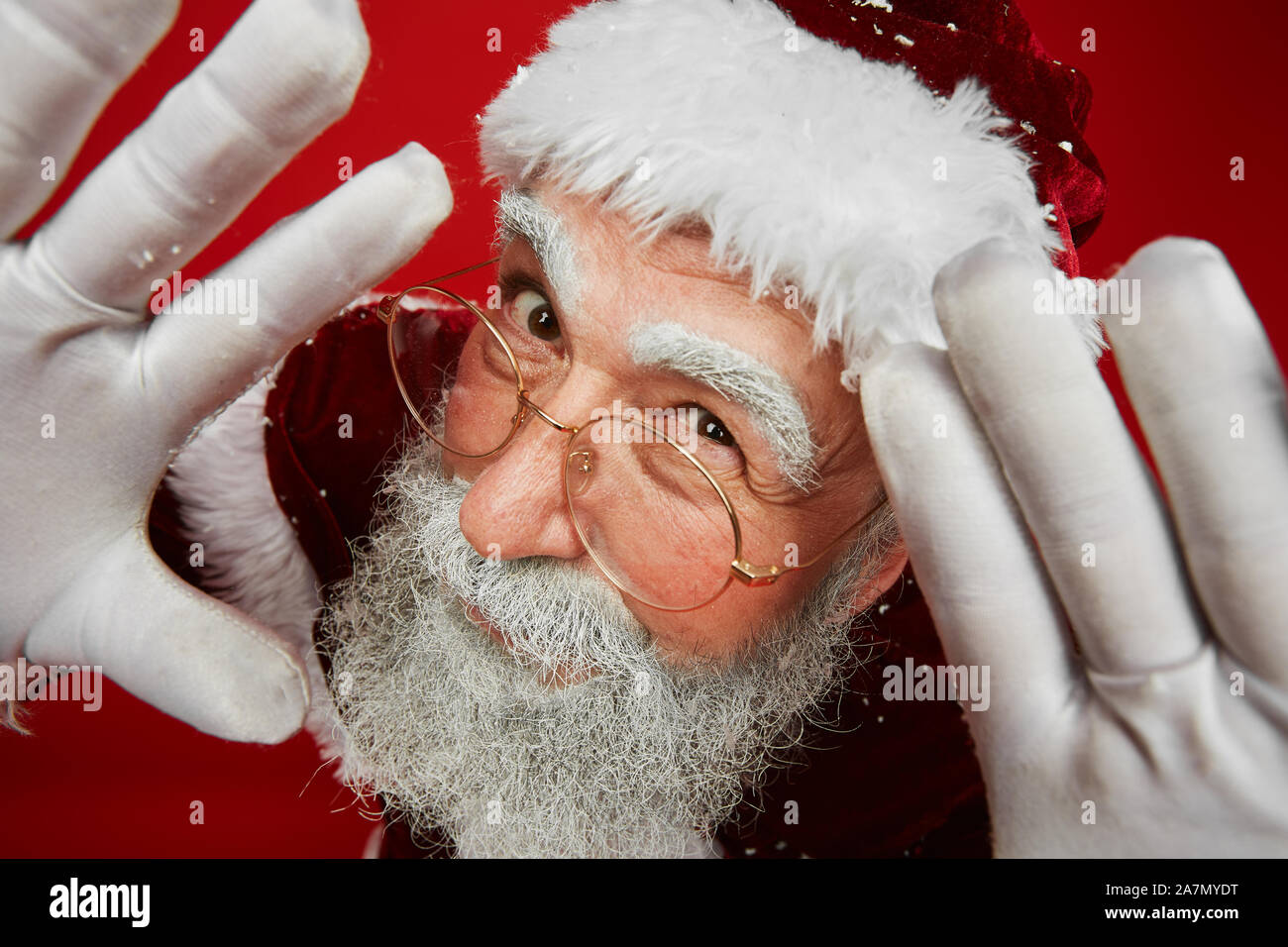 Hohen winkel Portrait von classic Santa Claus in der Nähe von der Kamera suchen und freundlich lächelnd, Kopie Raum Stockfoto