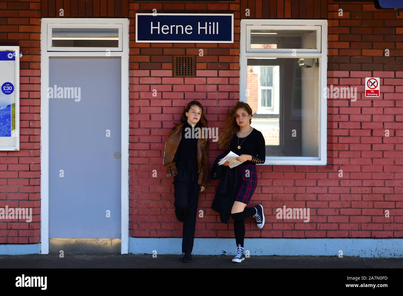 Zwei Mädchen Bahnhof Herne Hill, London Stockfoto