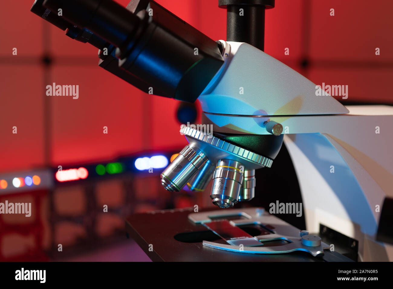 Mikrobiologische Labor Mikroskop im Labor Innenraum Stockfoto