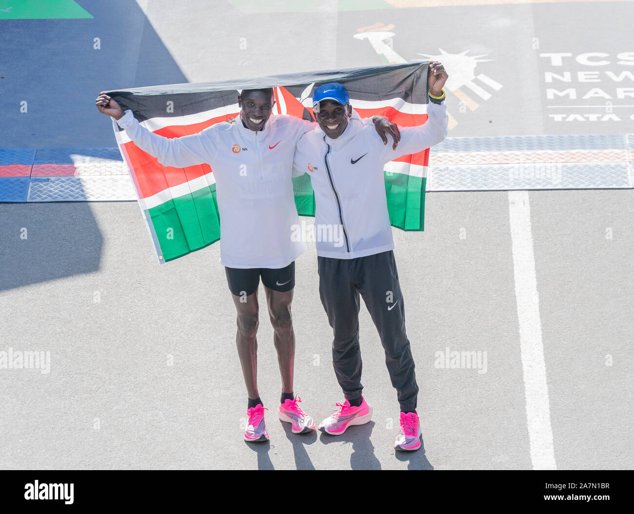 New York, NY - November 3, 2019: Geoffrey Kamworor von Kenia Gewinner des New York City Marathons professionelle Männer Division und Eliud Kipchoge im Central Park Stockfoto