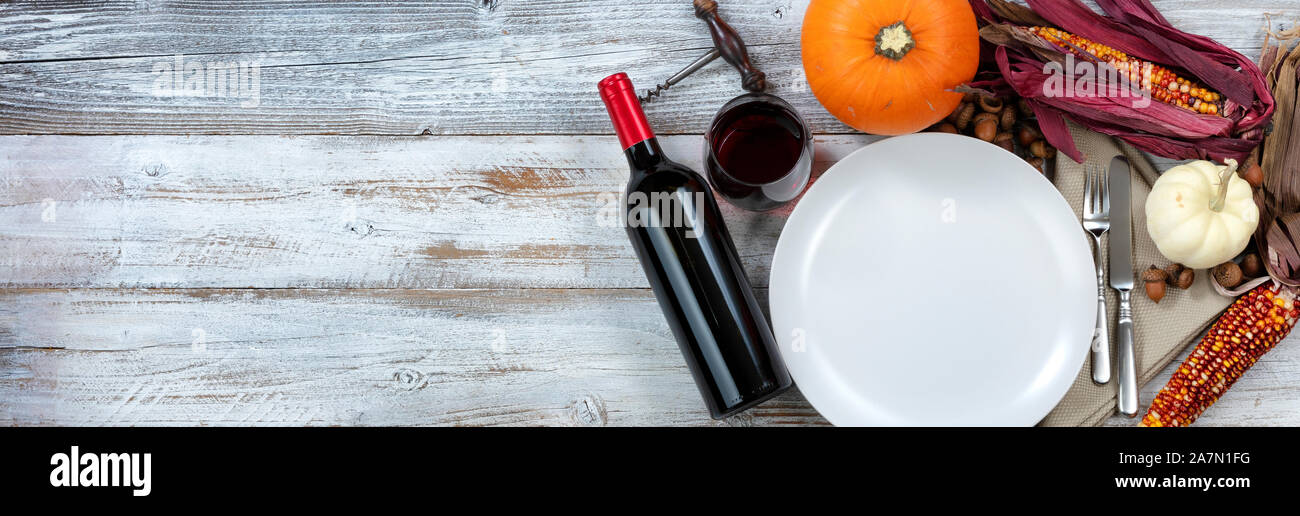 Weiß rustikalen Esstisch für Thanksgiving Essen mit Kopie Platz verfügbar Stockfoto