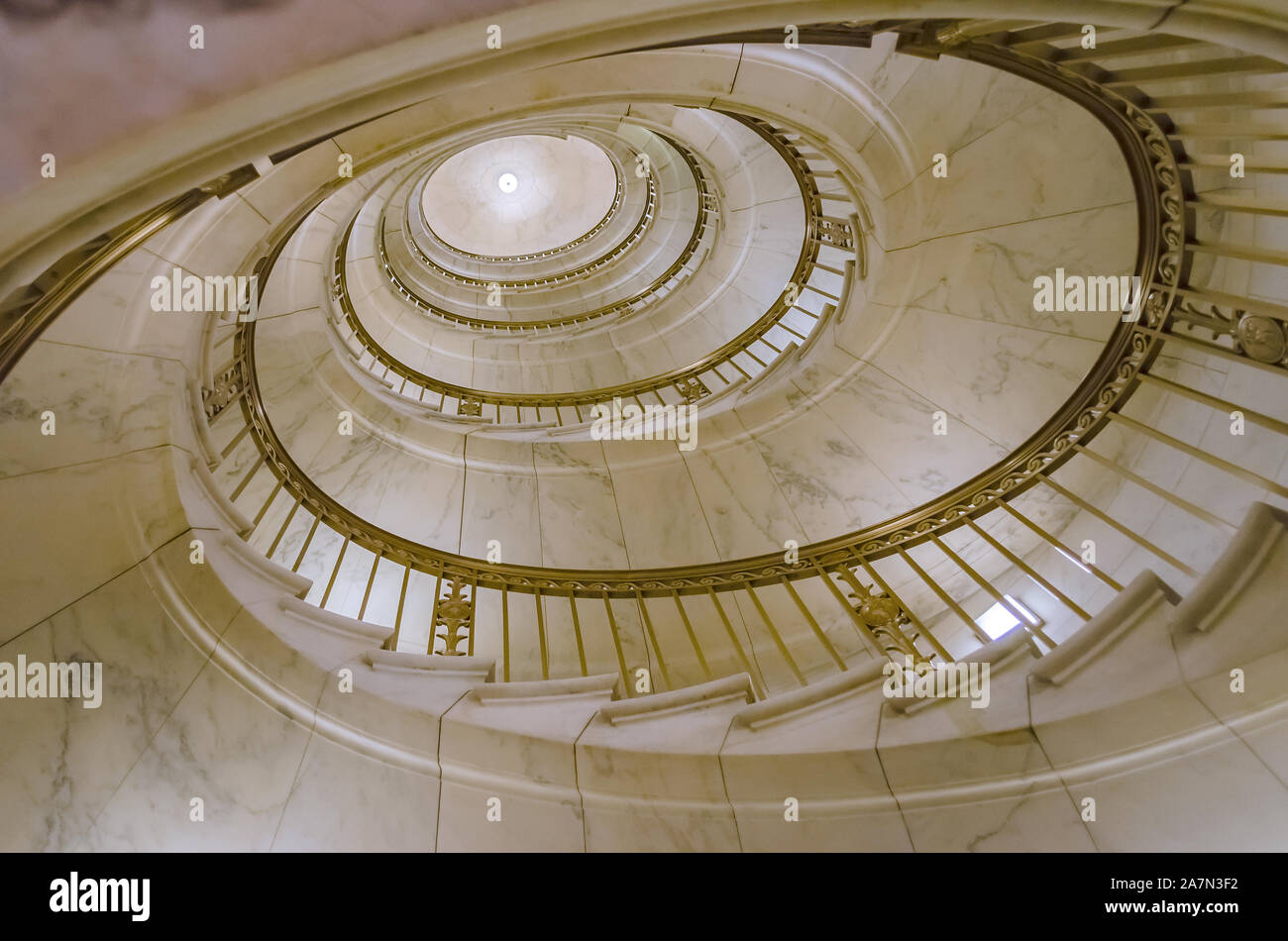 Freitragende Wendeltreppe in Alabama, Marmor, im Obersten Gerichtshof, Washington DC, USA Stockfoto