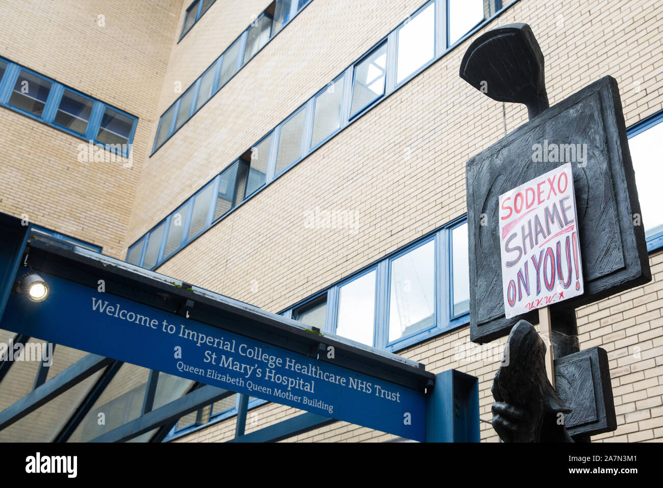 London, Großbritannien. 29. Oktober, 2019. Ein Poster von ausgelagerten Arbeiter, die dem Vereinigten Stimmen der Welt (UVW) Gewerkschaft auf den Streikposten verwendet Stockfoto