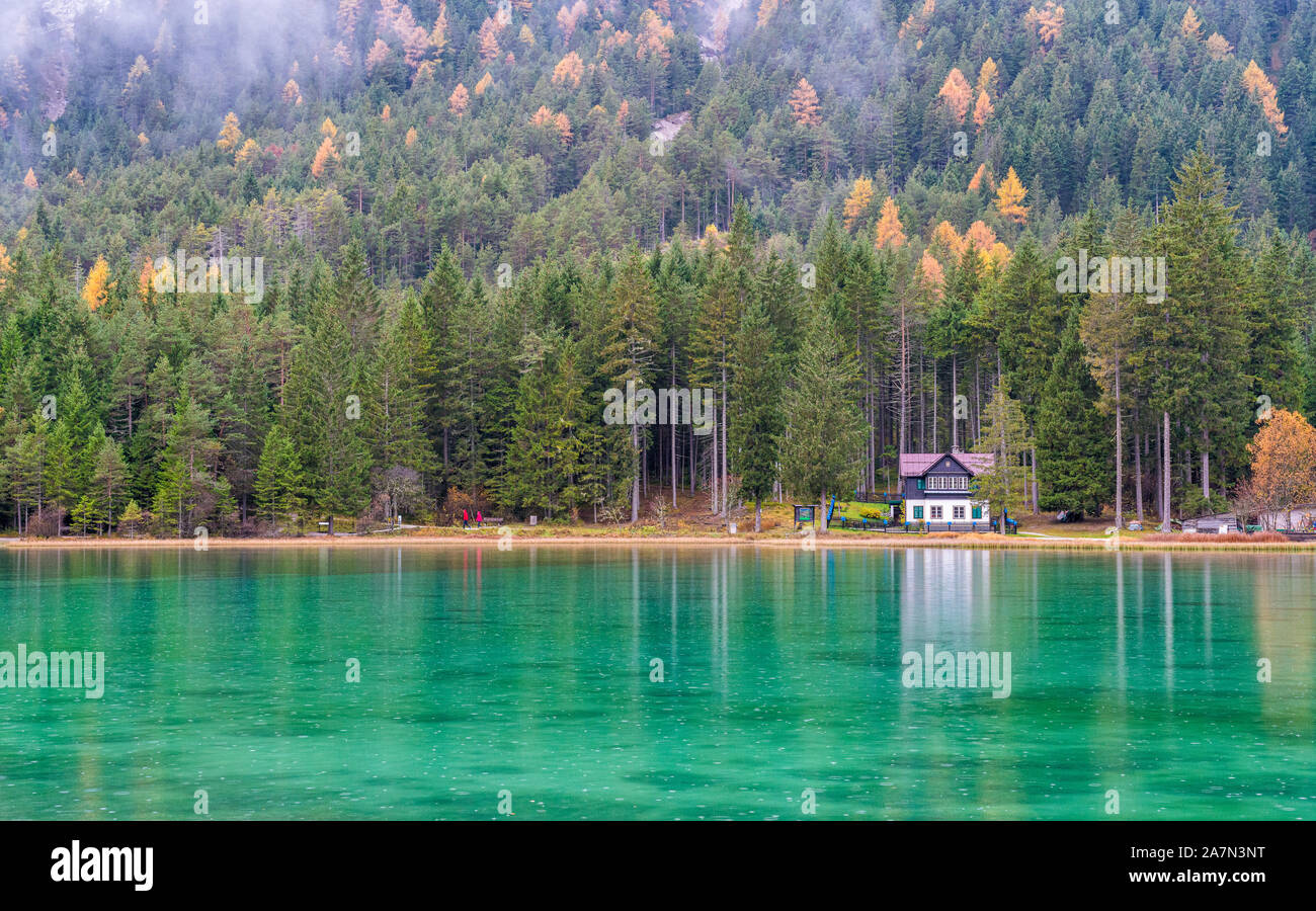 Nebliger Herbst morgen am See Toblach, Provinz Bozen, Trentino Alto Adige, Italien. Stockfoto