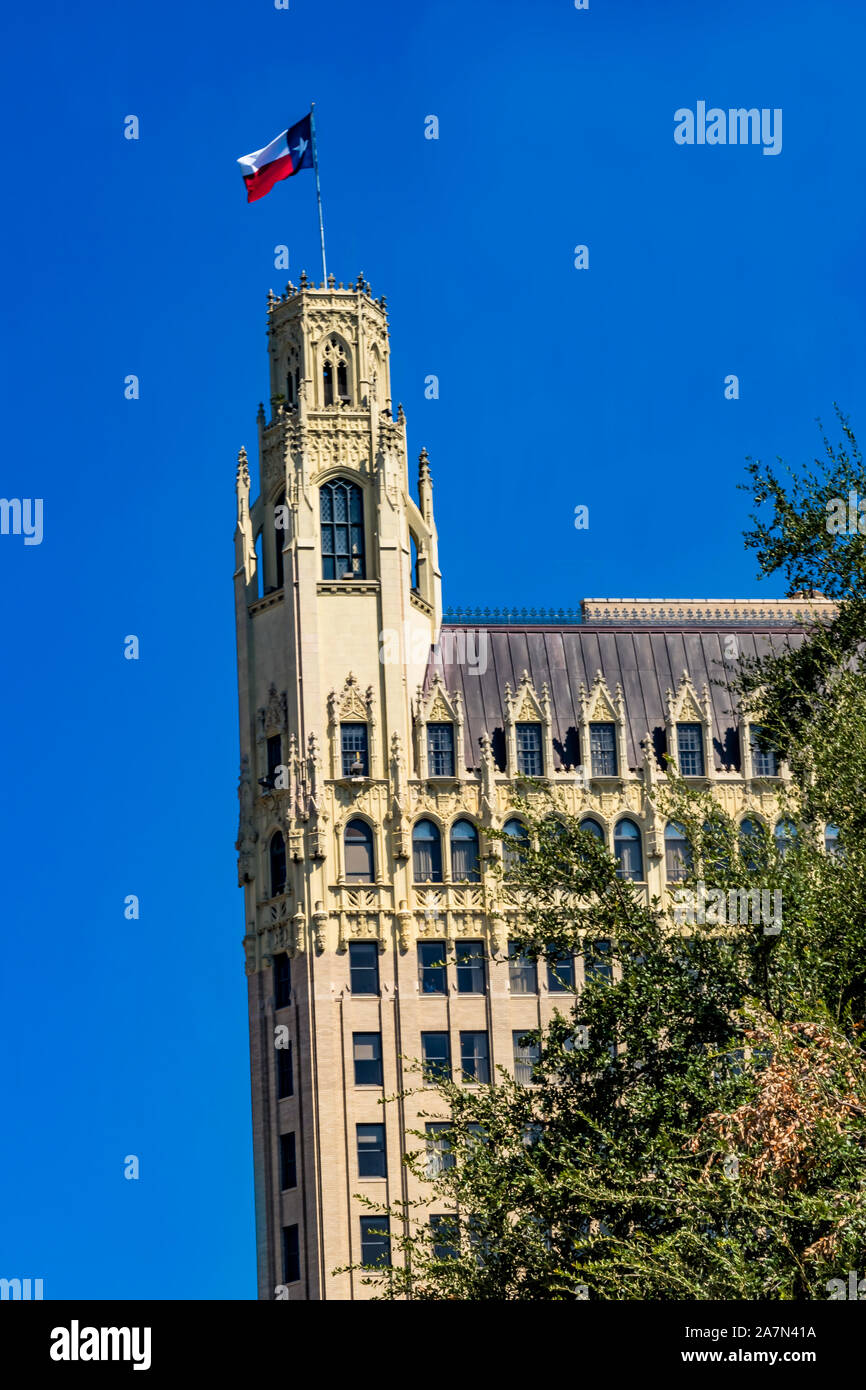 Emily Morgan West Hotel Texas Flagge neben Alamo in San Antonio, Texas. Emily West, gelbe Rose von Texas, Heldin von Texas Revolution helfen Sam Houston Stockfoto