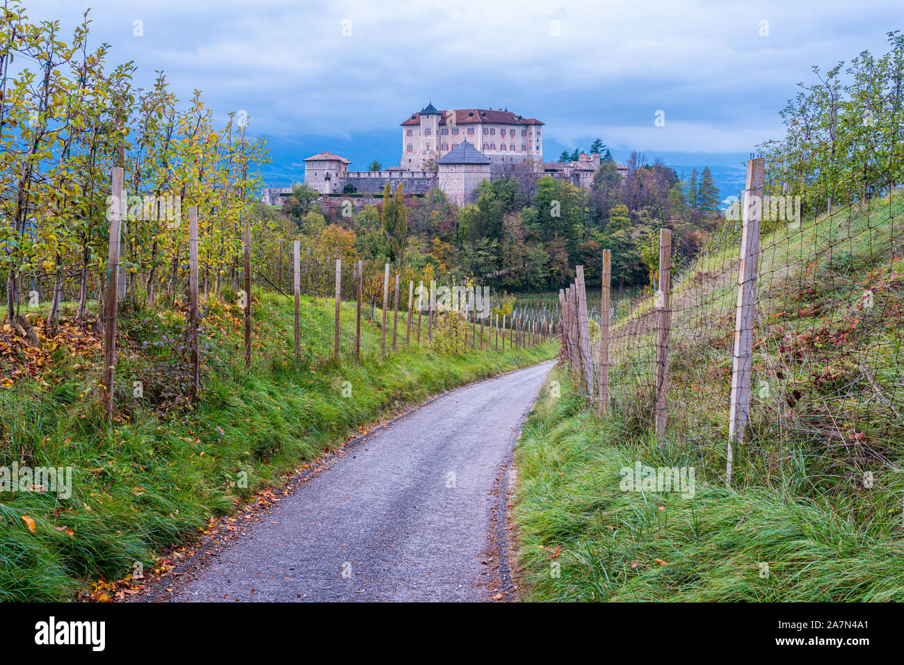 Malerische Aussicht auf Schloss Thun, Val di Non, Provinz Trento, Trentino-Südtirol, Italien. Stockfoto