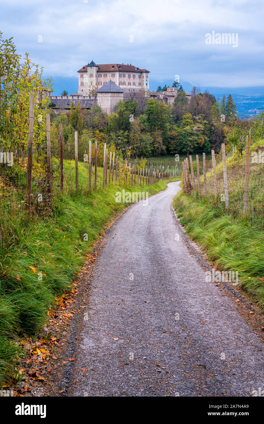 Malerische Aussicht auf Schloss Thun, Val di Non, Provinz Trento, Trentino-Südtirol, Italien. Stockfoto