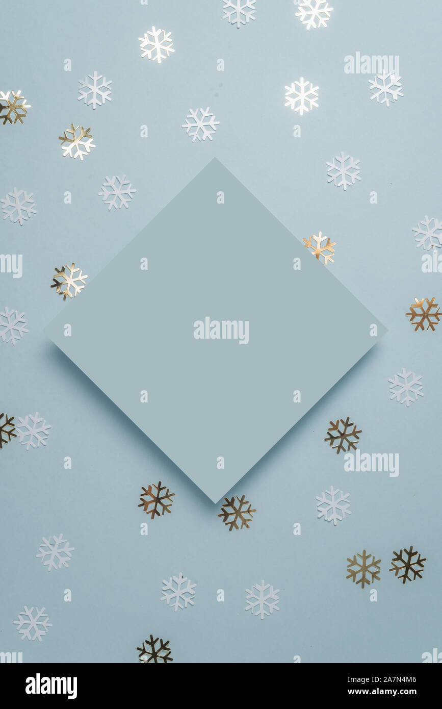 Kreative neue Jahr oder Weihnachtsgrüße schreiben Mockup flache Ansicht von oben Xmas holiday Feier legen, mit goldenen Glitzer Stern auf hellgrün Mint backgr Stockfoto