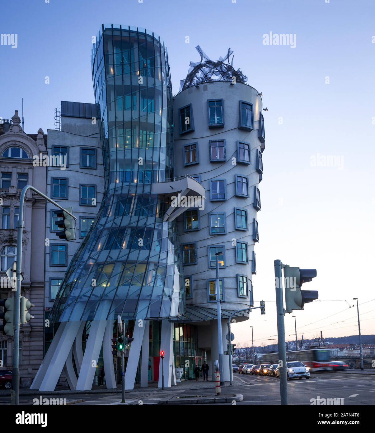 Prag - 18. Februar: Modernes Gebäude, auch bekannt als das Tanzende Haus, entworfen von Vlado Milunic und Frank O. Gehry steht auf dem Rasinovo Nabrezi. P Stockfoto