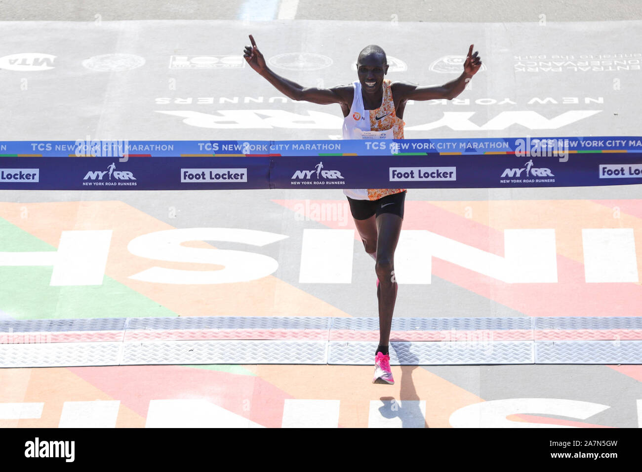 New York, New York, USA. 3. November, 2019. Geoffrey Kamworor überquert die Ziellinie die Men's Division der 2019 TCS New York City Marathon am November 03, 2019 in New York City zu gewinnen. Credit: William Volcov/ZUMA Draht/Alamy leben Nachrichten Stockfoto