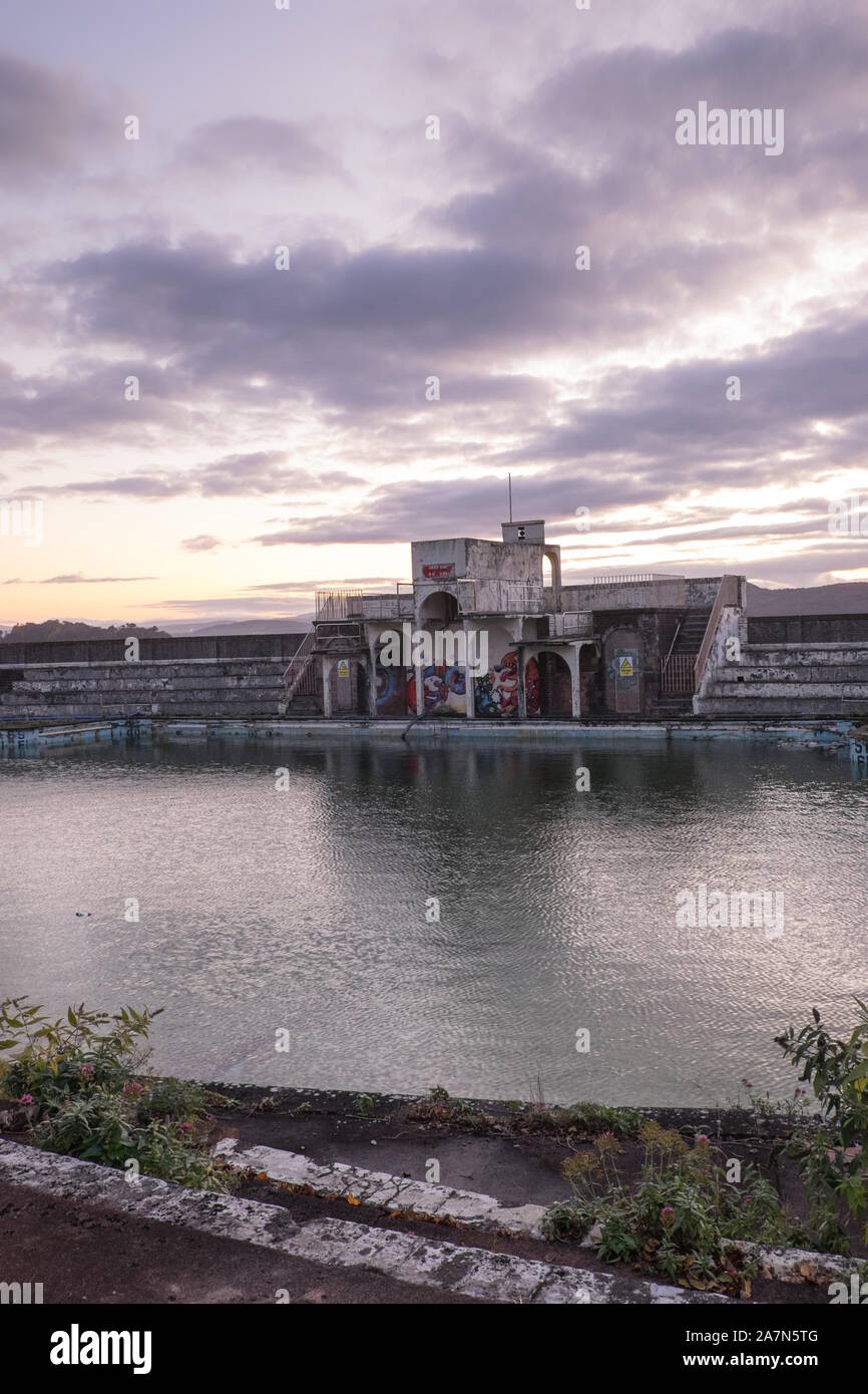 Heruntergekommene Art-déco-Lido in Grange Over Sands Stockfoto