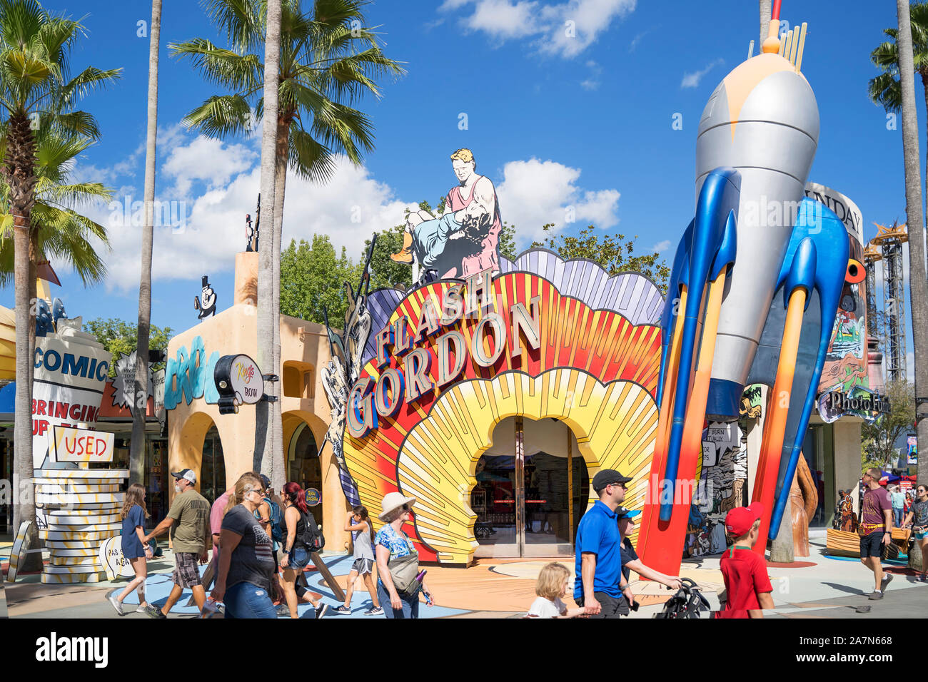 Flash Gordon Store Eingang, Außen Shop mit Menschen, Universal Studios Resort, Orlando, Florida, USA Stockfoto
