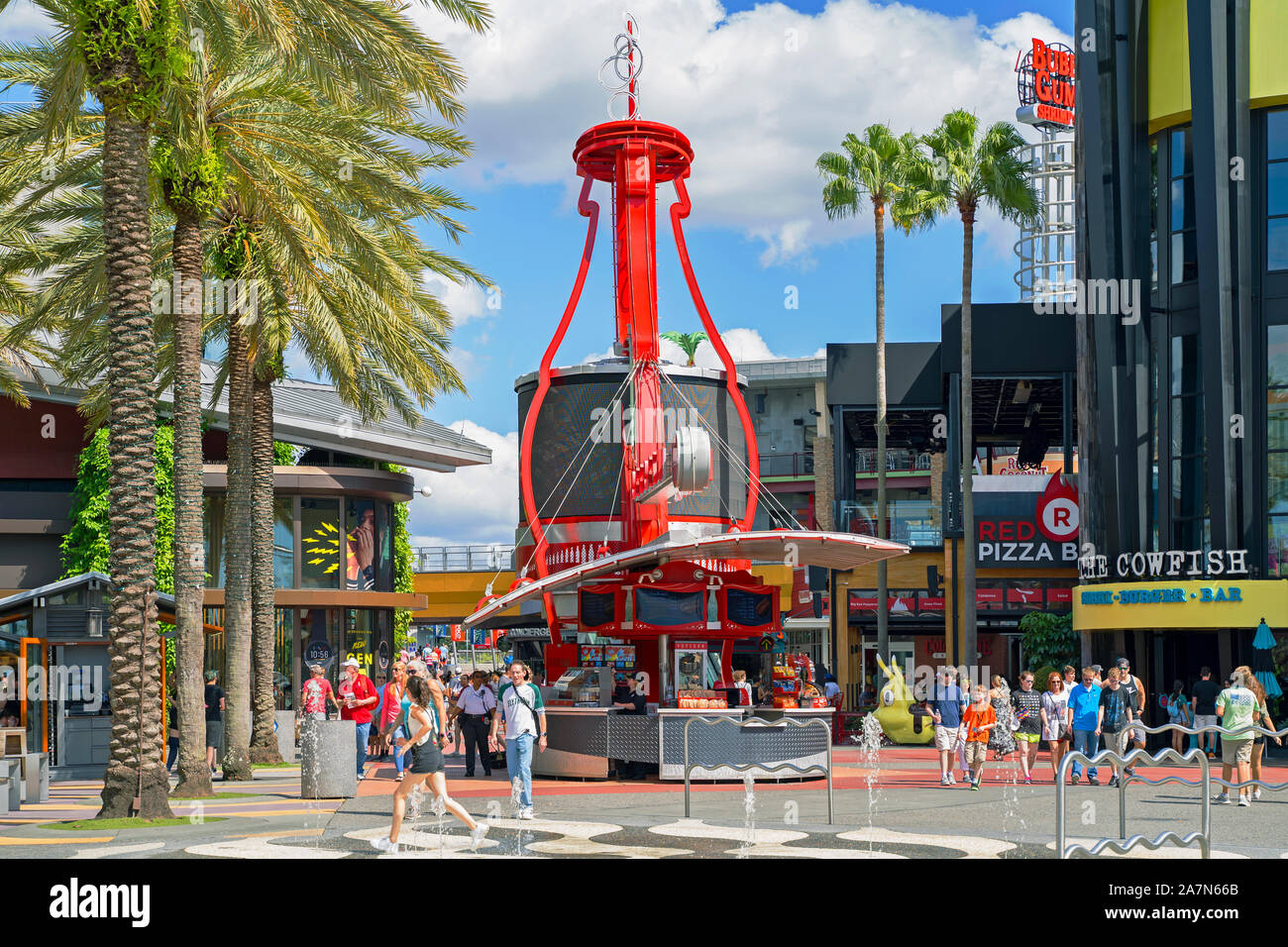 Leute, Touristen zu Fuß entlang der City Walk in Universal Studios Resort, Orlando, Florida, USA Stockfoto