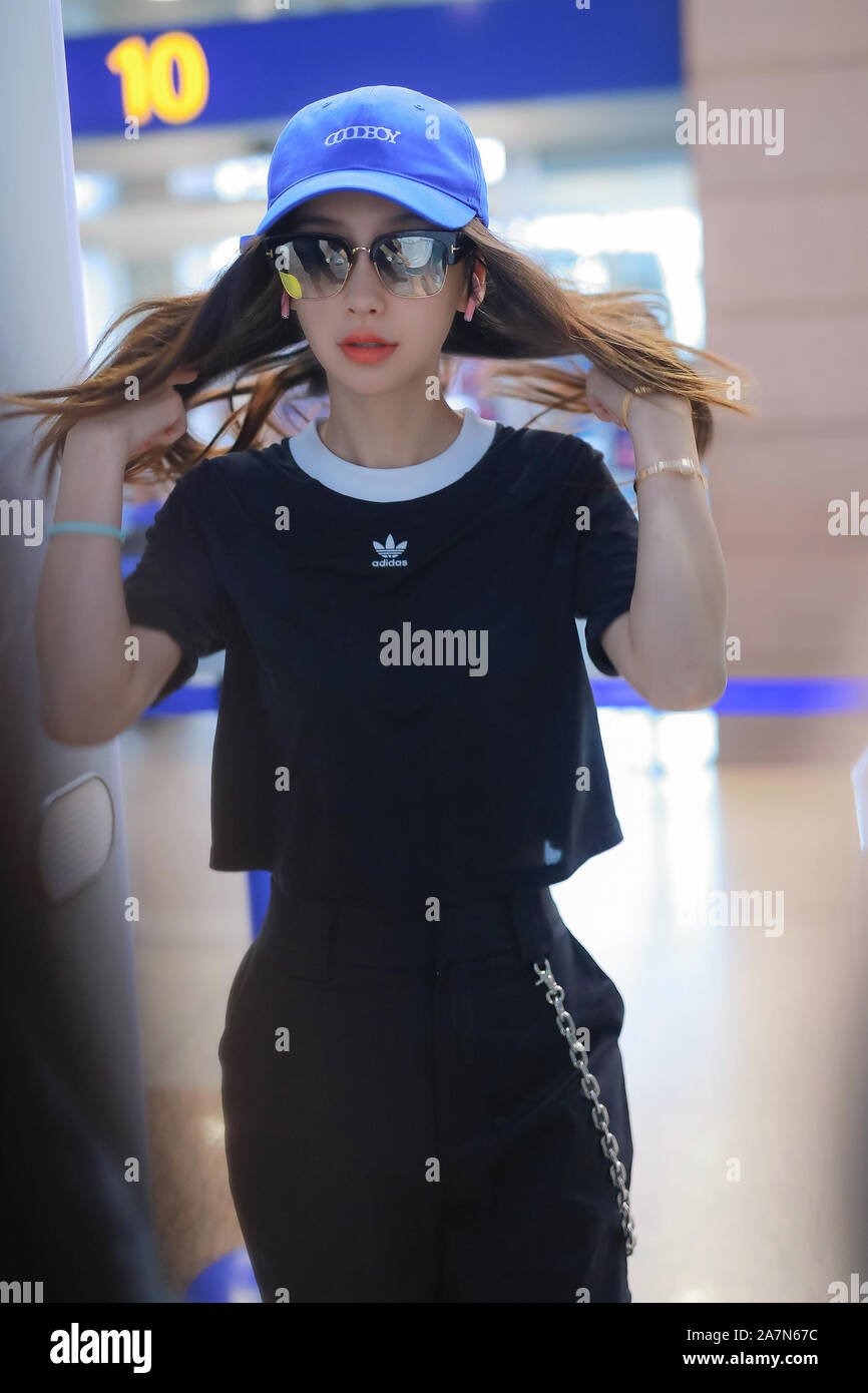 Hong Kong Schauspielerin Angelababy kommt an der Shanghai Hongqiao International Airport vor Abreise in Shanghai, China, 1. September 2019. Stockfoto