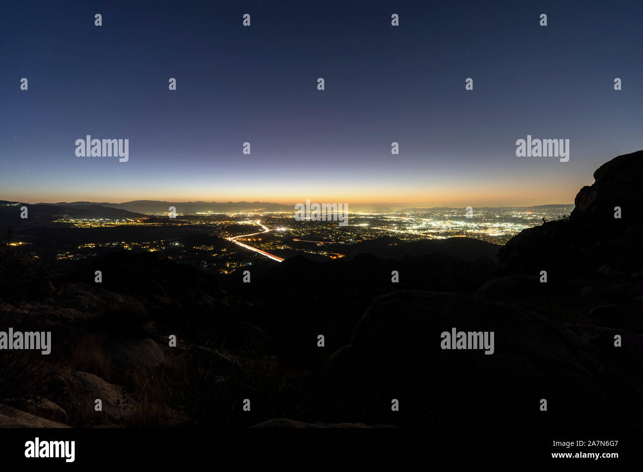 Leuchtende Lichter von Los Angeles, Kalifornien. Von Rocky Peak Mountain Park in Ventura County gesehen. Stockfoto