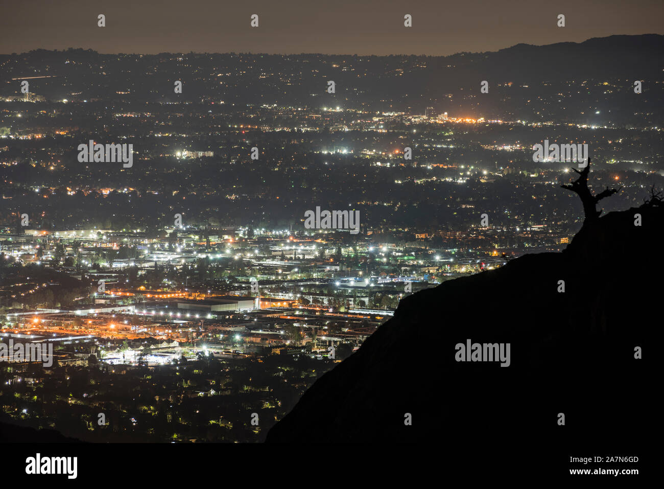 Nacht Bergblick Stadtbild Blick von felsigen Gipfel Park im San Fernando Valley Gegend von Los Angeles, Kalifornien. Stockfoto