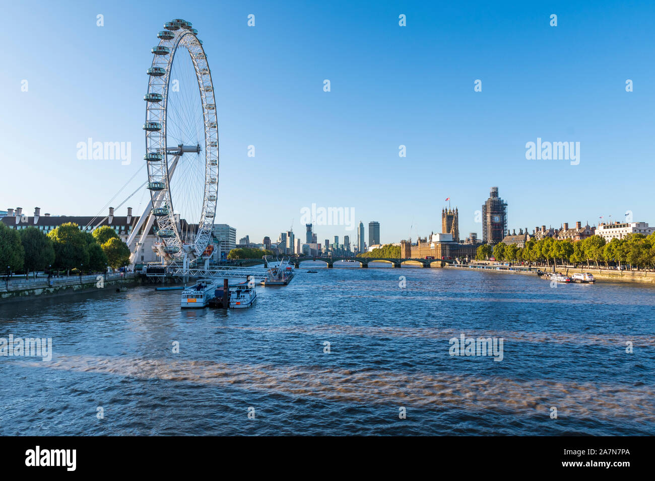 Das London Eye und Häuser des Parlaments auf der Themse Stockfoto