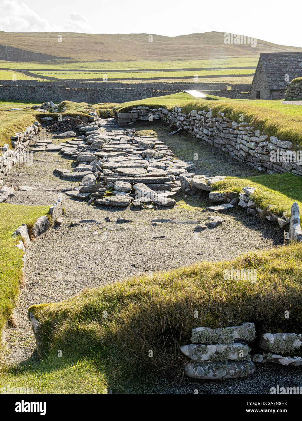Ein Blick auf den Umriss eines Wikinger-Langhauses in der antiken Siedlung Jarlshof auf der Insel Shetland Stockfoto