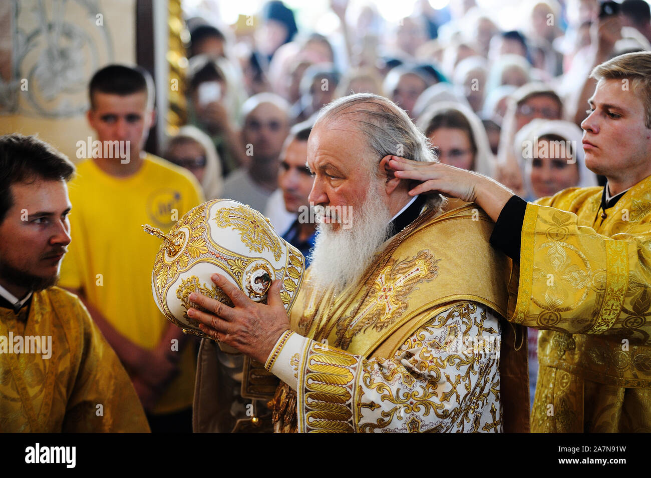 Orjol, Russland, 28. Juli 2016: Russland Christianisierung Jubiläum Göttliche Liturgie. Priester dressing Patriarch Kirill in goldenen Kleider Stockfoto