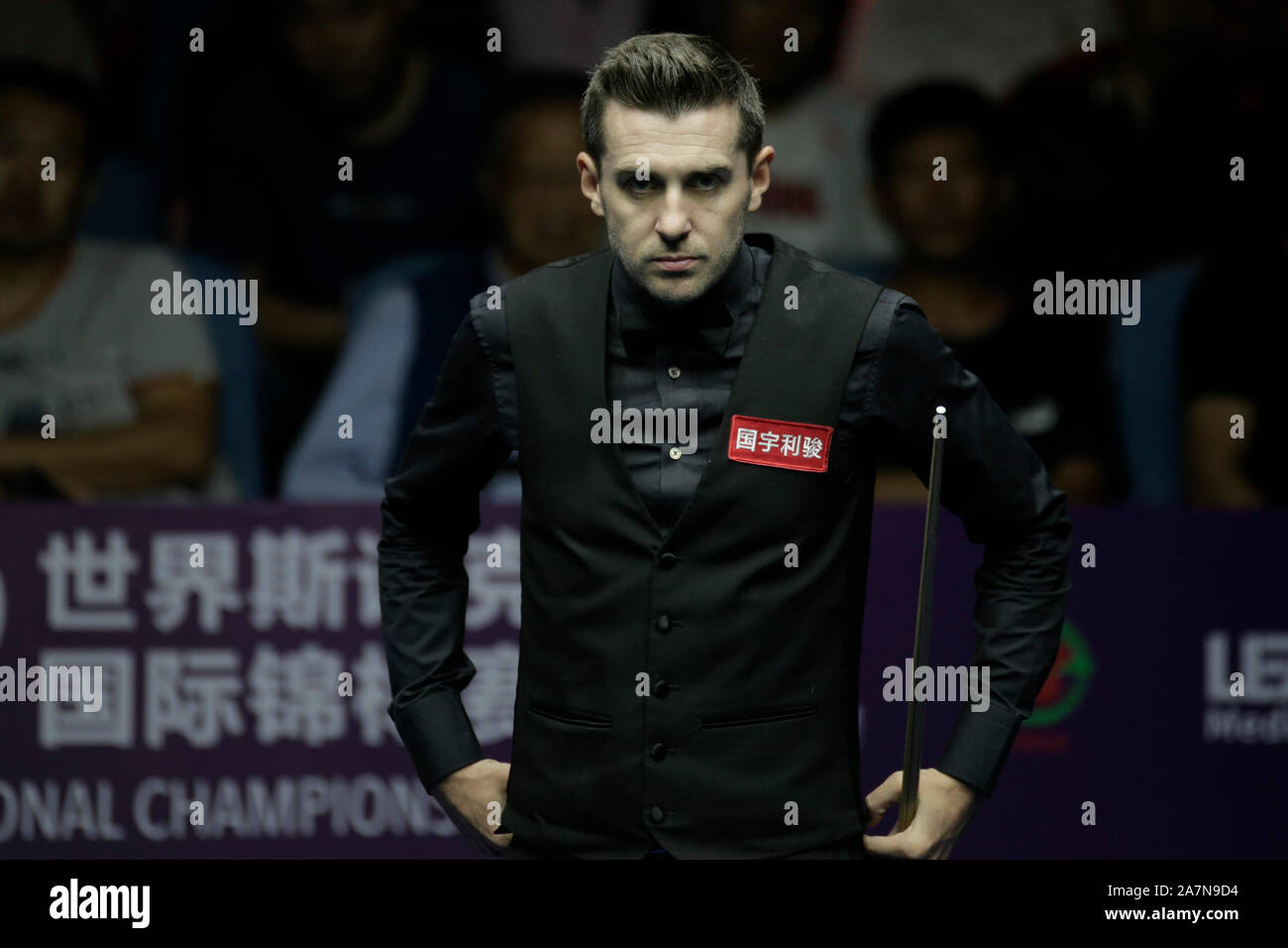 Mark Selby von England hält einen Schuß zu Gary Wilson aus England in ihrem Viertelfinalegleichen während der 2019 World Snooker Internationale Meisterschaft Stockfoto