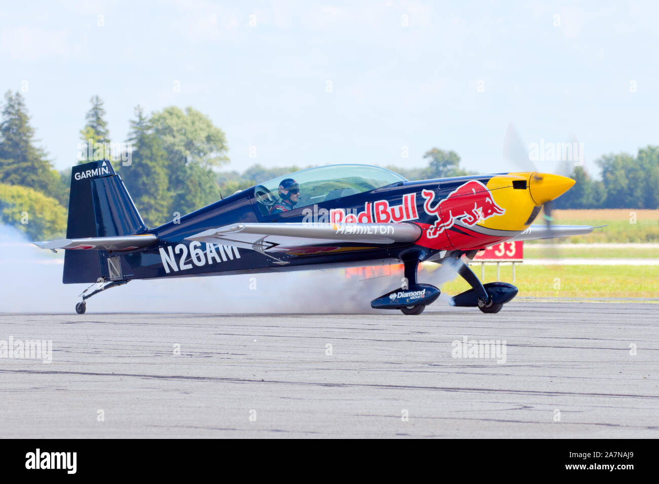 Red Bull Racer, Pete McLeod der Masse salutierte nach seiner Flucht an der Airshow in London am 14. September 2019. Stockfoto