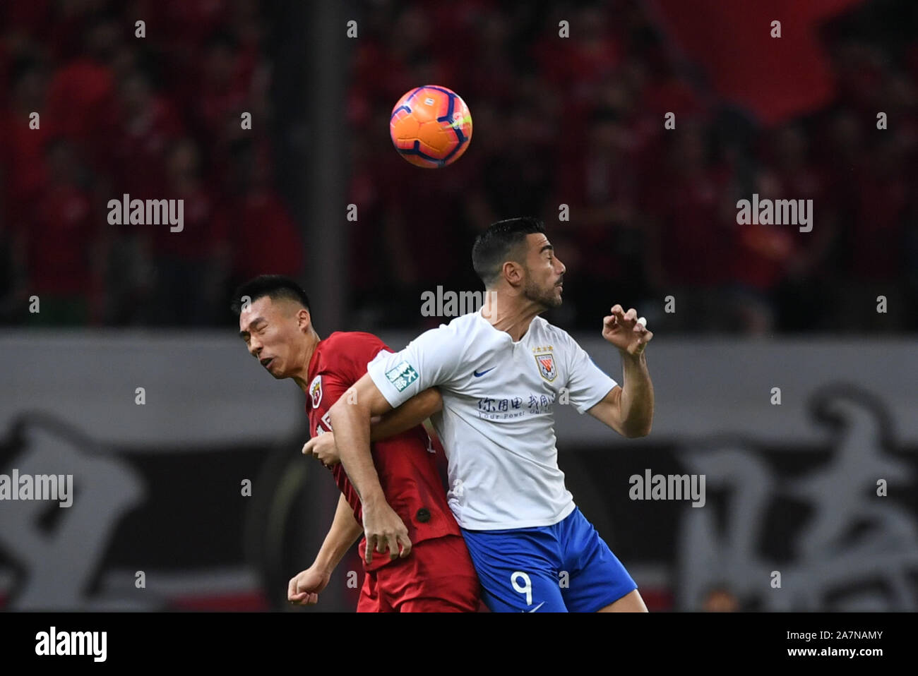 Italienische Fußballspieler Graziano Pelle von Shandong Luneng Taishan F.C. Kämpfe für ein Schneidwerk während des 2019 Chinese Football Association (CFA) semi- Stockfoto