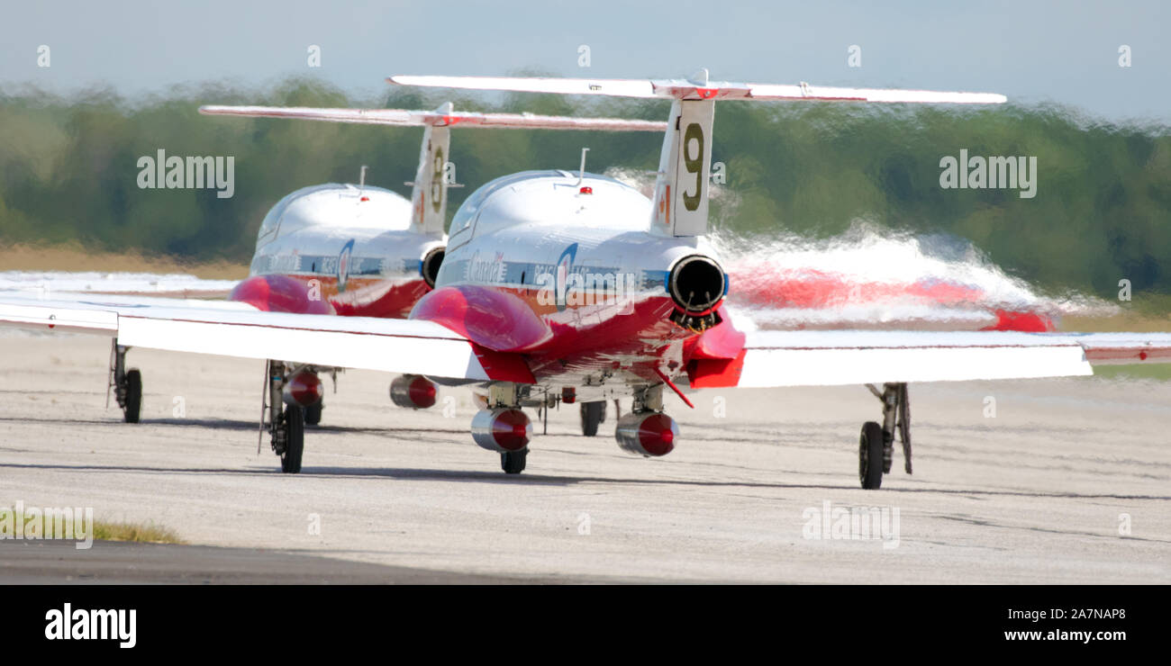 Flugzeuge der Royal Canadian Air Force Snowbirds Demonstration Team Taxi, um die Start- und Landebahn in der Vorbereitung für ihre Flying Display an der Airshow in London. Stockfoto