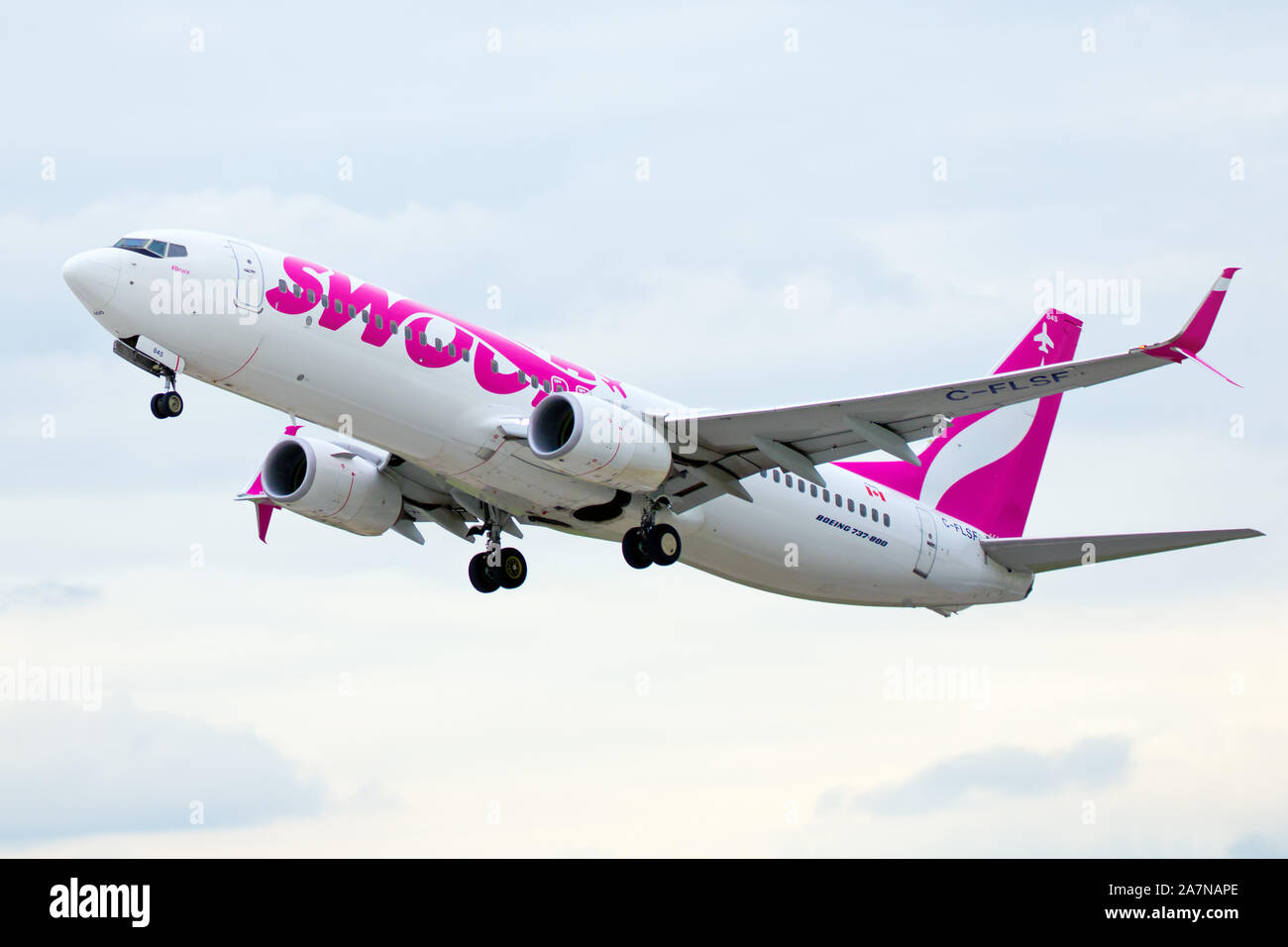 Ein Swoop Airlines Boeing 737-800 Abflug der London International Airport in London, Ontario, Kanada. Stockfoto