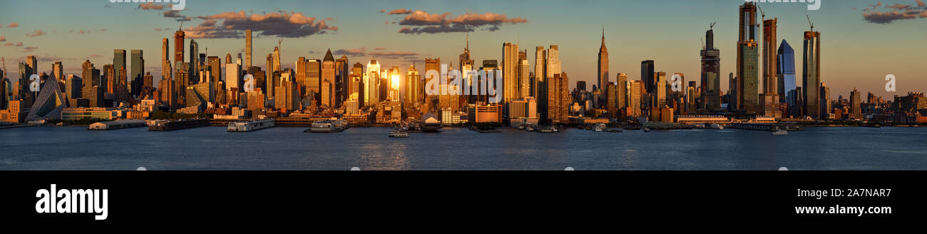 Panoramablick auf die Stadt New York Sonnenuntergang auf Midtown West, die Wolkenkratzer und den Hudson Yards. Blick auf Manhattan, den Hudson River Banken. USA Stockfoto